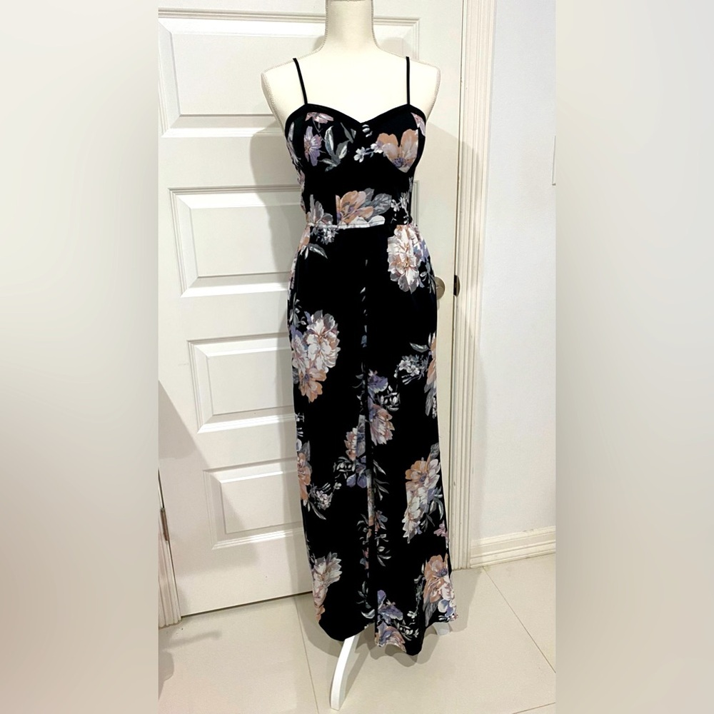 Women’s jumpsuit size M Semi New.